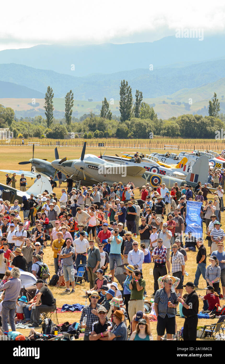Folla Airshow a Wings Over Wairarapa air show presso l'aerodromo di cofano, Masterton, Wairarapa, Nuova Zelanda. Campagna, collina, di persone e di aeromobili. Il turismo Foto Stock