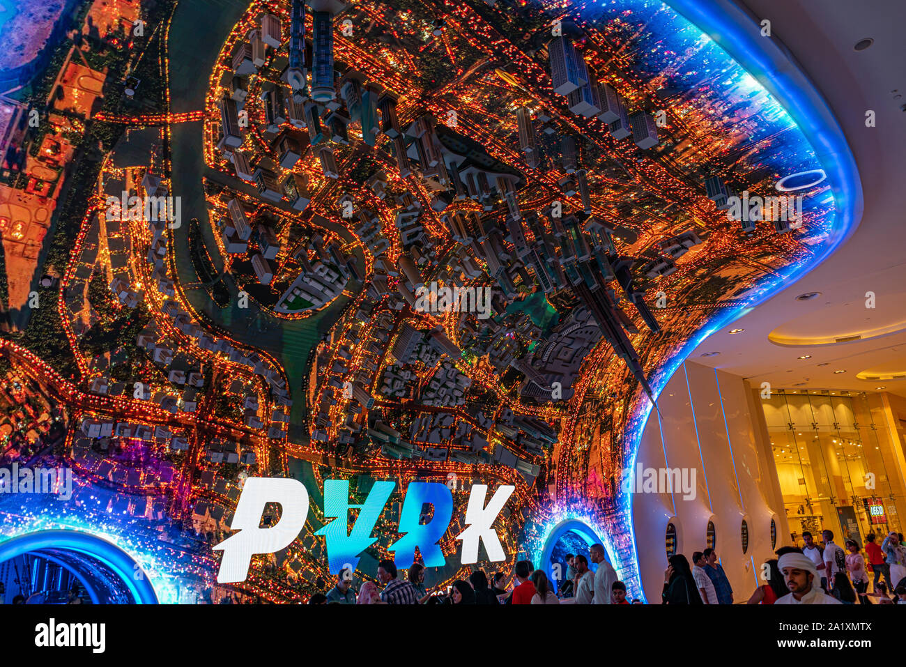 Dubai - 2019: Più grande del mondo di realtà virtuale Park a Dubai Mall - girare il mondo capovolto con la realtà aumentata Foto Stock
