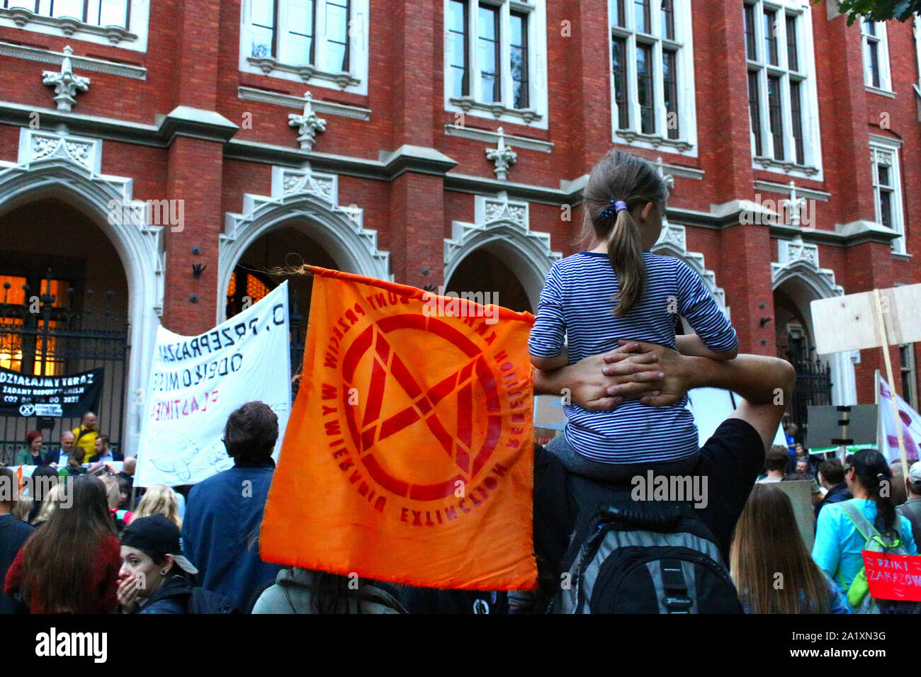 La Folla di poli marciò attraverso strade di Cracovia la città vecchia in una protesta organizzata come parte del clima globale sciopero, Cracovia il settembre 27th, 2019 in Foto Stock
