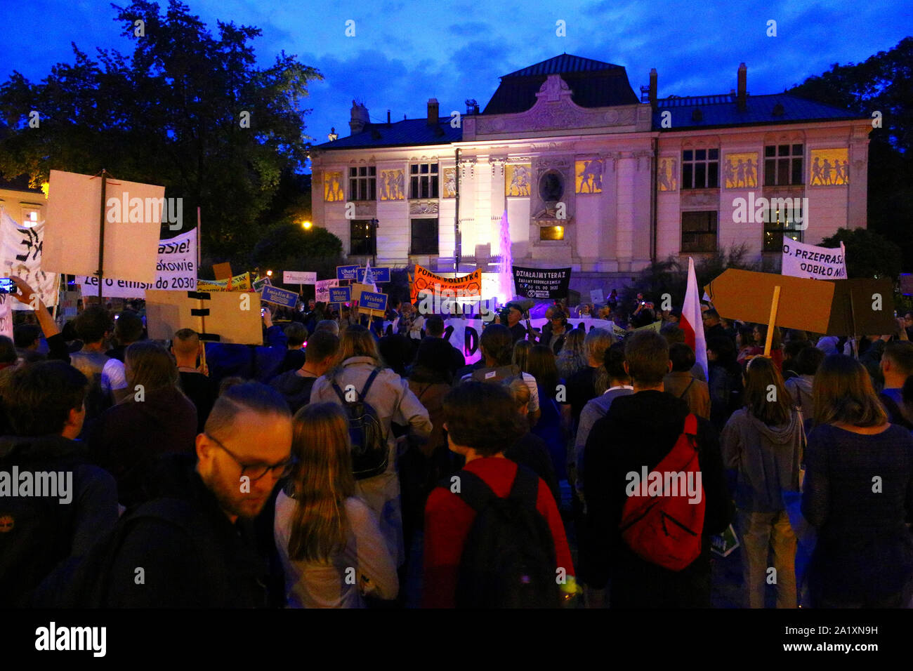 La Folla di poli marciò attraverso strade di Cracovia la città vecchia in una protesta organizzata come parte del clima globale sciopero, Cracovia il settembre 27th, 2019 in Foto Stock