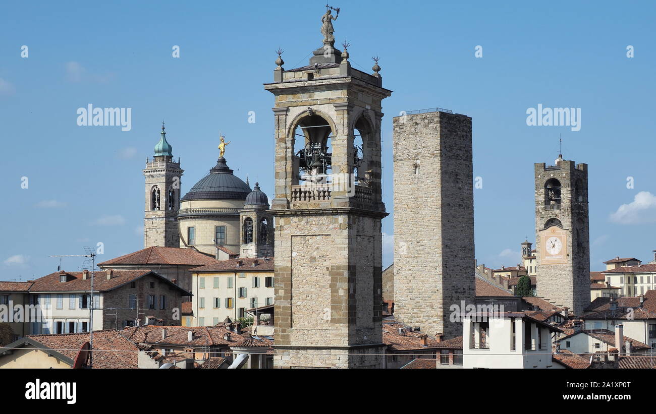 Bergamo, Italia. Paesaggio di torri e le cupole della città vecchia. Una delle più belle città in Italia Foto Stock