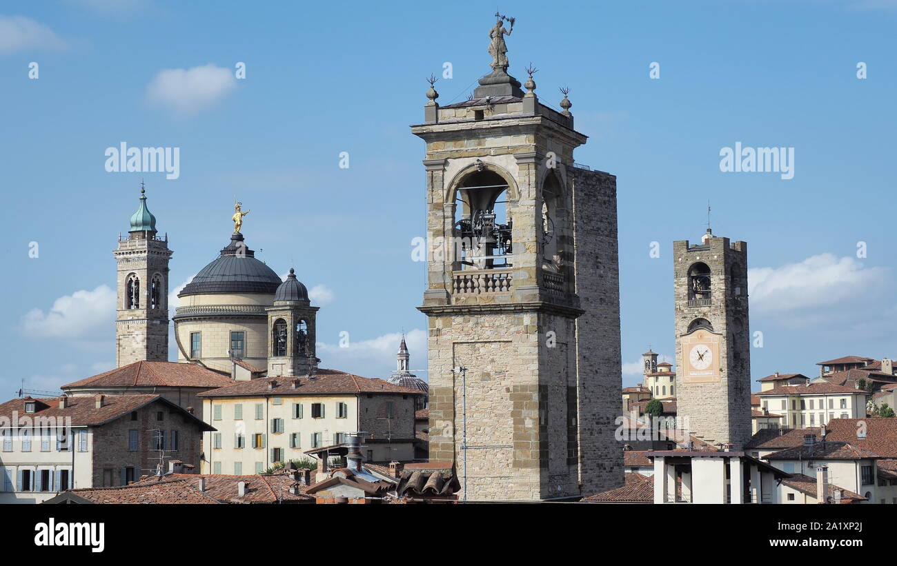 Bergamo, Italia. Paesaggio di torri e le cupole della città vecchia. Una delle più belle città in Italia Foto Stock