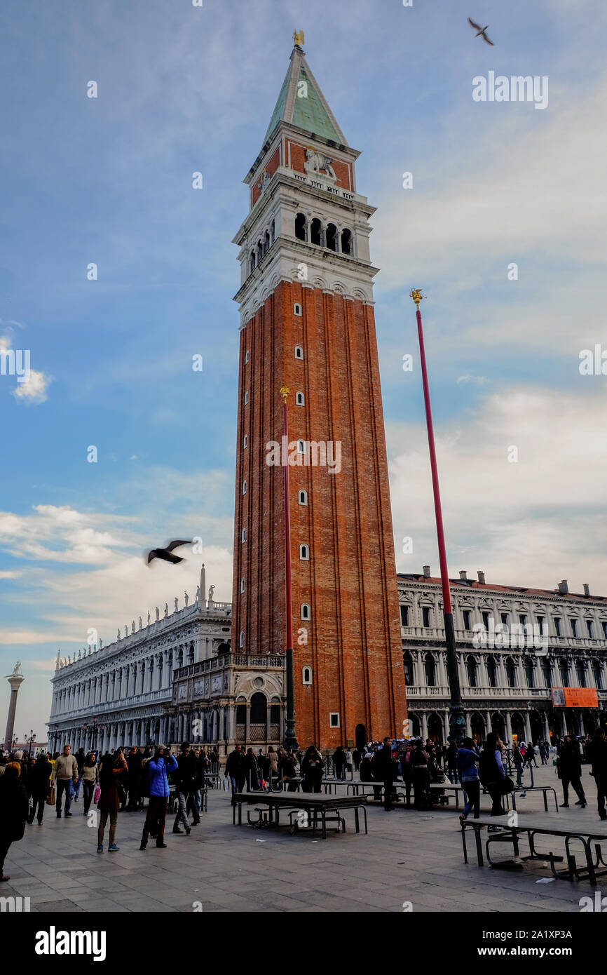 Venezia,vecchia famosa san marco basilica torre campanaria con persone turisti camminando sulla piazza, Italia Foto Stock