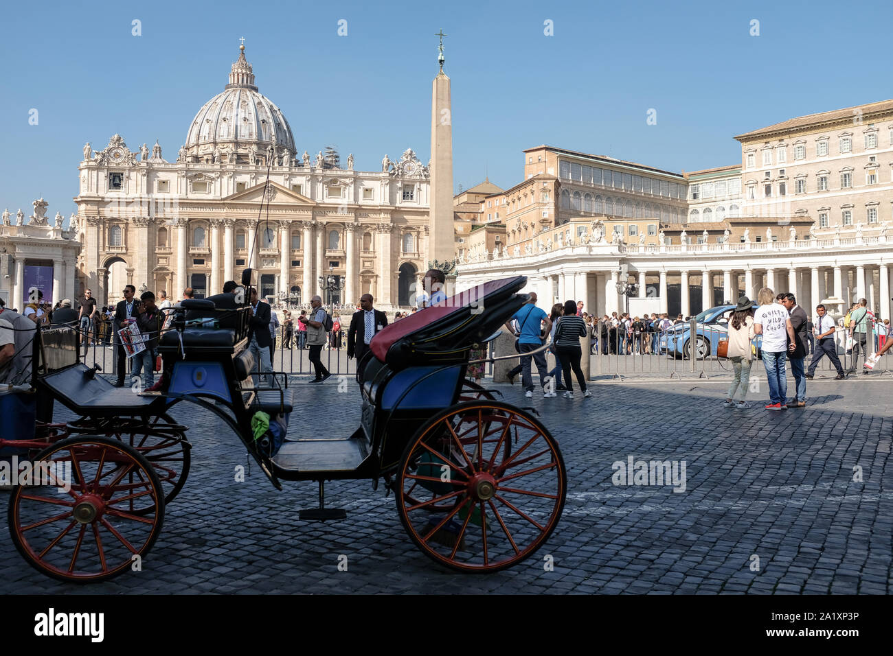 Persone folla di turisti a piedi attorno a San Pietro Basilica Square,allenatore di cavalli,Roma Città del Vaticano Foto Stock