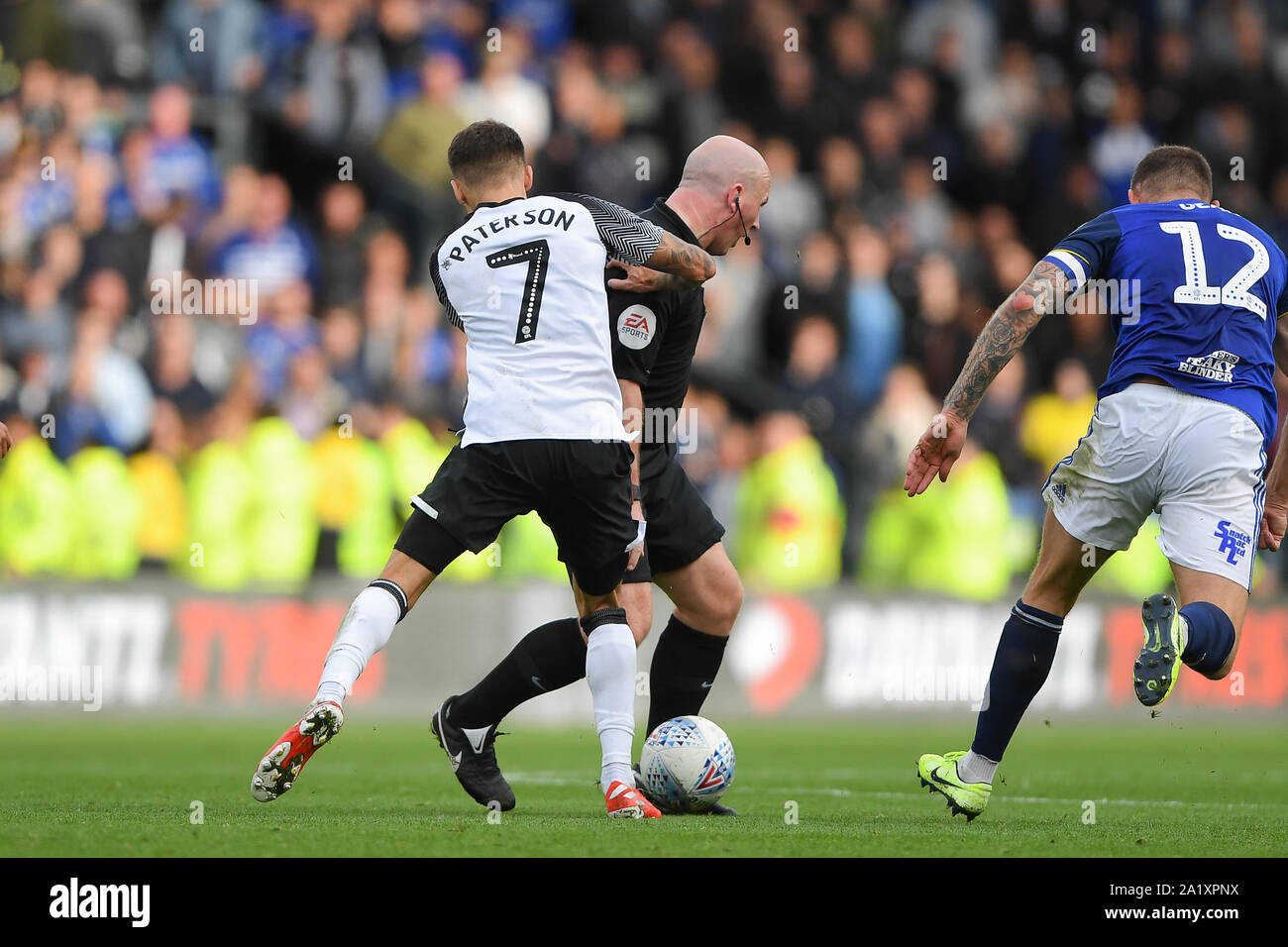 Il 28 settembre 2019, Pride Park Stadium, Derby, Inghilterra; Sky scommessa campionato, Derby County v Birmingham City : arbitro Simon Hooper si ottiene nel modo di Jamie Paterson (7) del Derby County Credit: Jon Hobley/news immagini Foto Stock