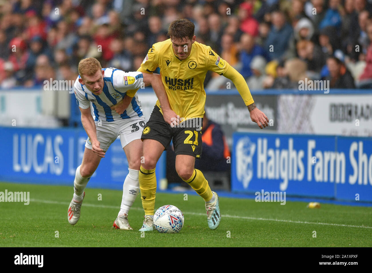 Il 28 settembre 2019, John Smith's Stadium, Huddersfield, Inghilterra; Sky scommessa campionato, Huddersfield Town v Millwall :Lewis O'Brien (39) di Huddersfield Town e Connor Mahoney (21) del Millwall sfida per la sfera. Credito: Dean Williams/news immagini Foto Stock