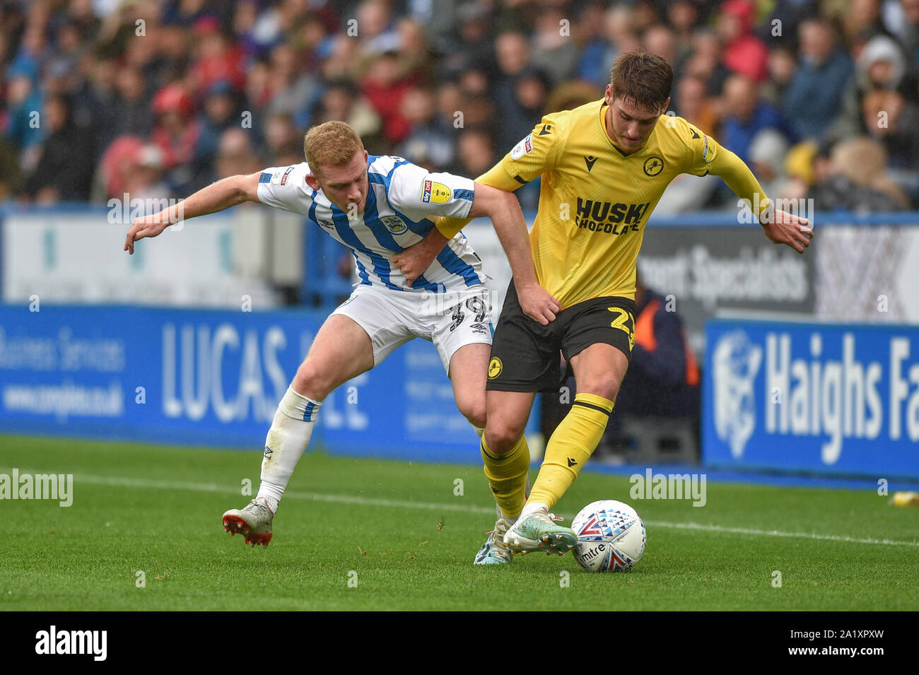 Il 28 settembre 2019, John Smith's Stadium, Huddersfield, Inghilterra; Sky scommessa campionato, Huddersfield Town v Millwall :Lewis O'Brien (39) di Huddersfield Town e Connor Mahoney (21) del Millwall sfida per la sfera. Credito: Dean Williams/news immagini Foto Stock