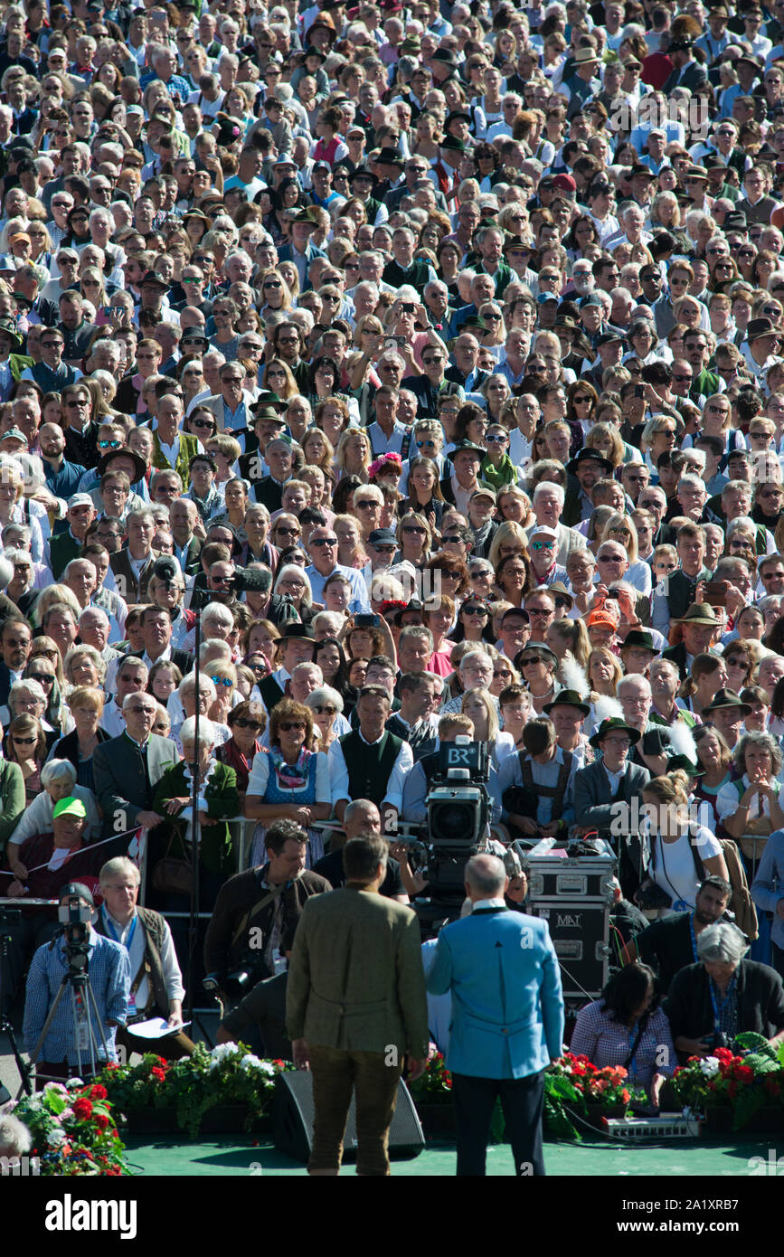 Folla di persone vista dagli occhi della statua della Baviera all'Oktoberfest 2019 a Monaco, Germania Foto Stock