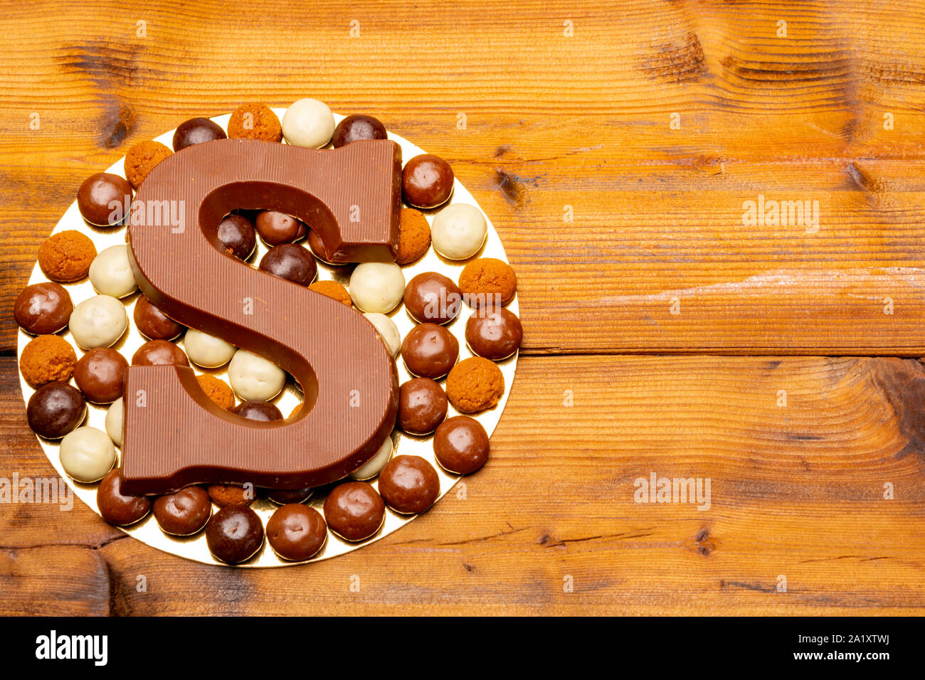 Celebrazione di San Nicola, patrono dei bambini nei Paesi Bassi, Belgio, Lussemburgo e nel Nord della Francia nella prima settimana di dicembre, cioccolato l Foto Stock