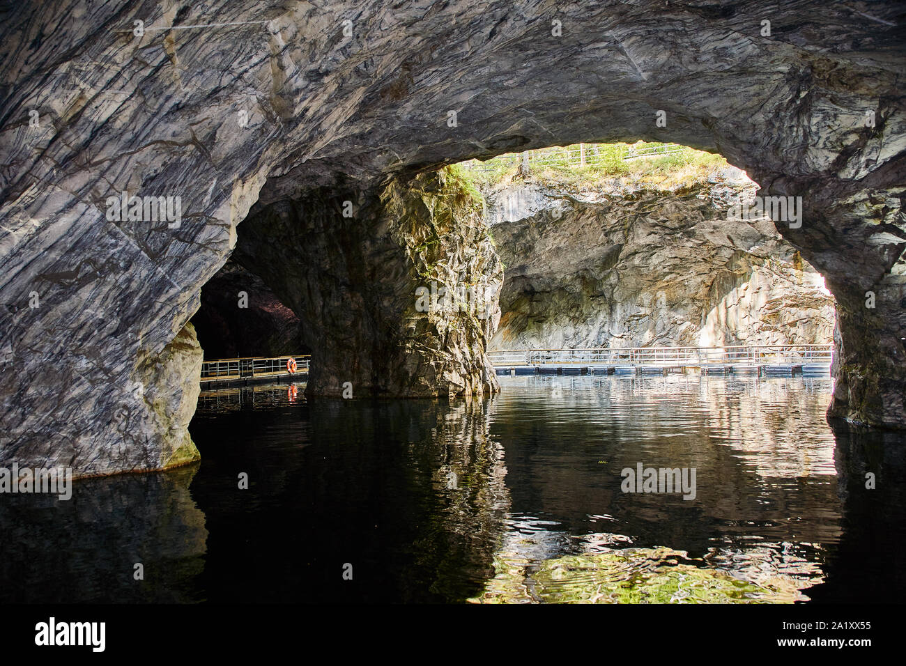 Tipi di una metropolitana ex cava di marmo allagato con acqua. La massiccia archi della grotta e la consistenza del marmo naturale sono visibili. La Russia Foto Stock