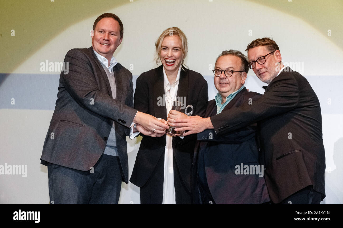 Amburgo, Germania. 29Sep, 2019. Michael Brosda (SPD, l-r), Amburgo il senatore per la cultura, Nina Hoss, attrice, Albert Wiederspiel, direttore del festival e Michael Thalheimer, direttore del teatro, sarà sul palco per presentare Nina Hoss con il Premio Douglas-Sirk della città anseatica di Amburgo. Credito: Markus Scholz/dpa/Alamy Live News Foto Stock