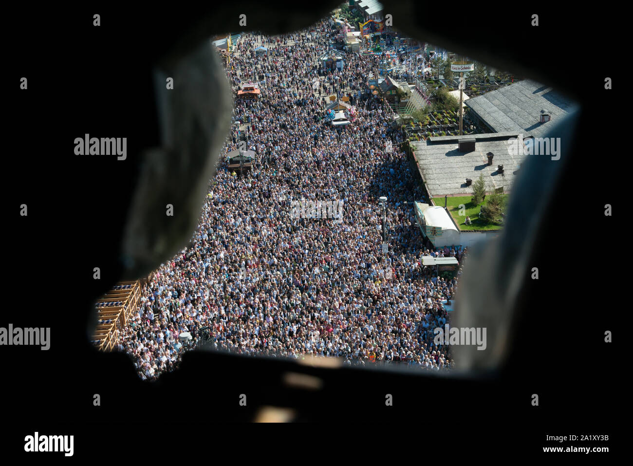 Folla di persone vista dagli occhi della statua della Baviera all'Oktoberfest 2019 a Monaco, Germania Foto Stock