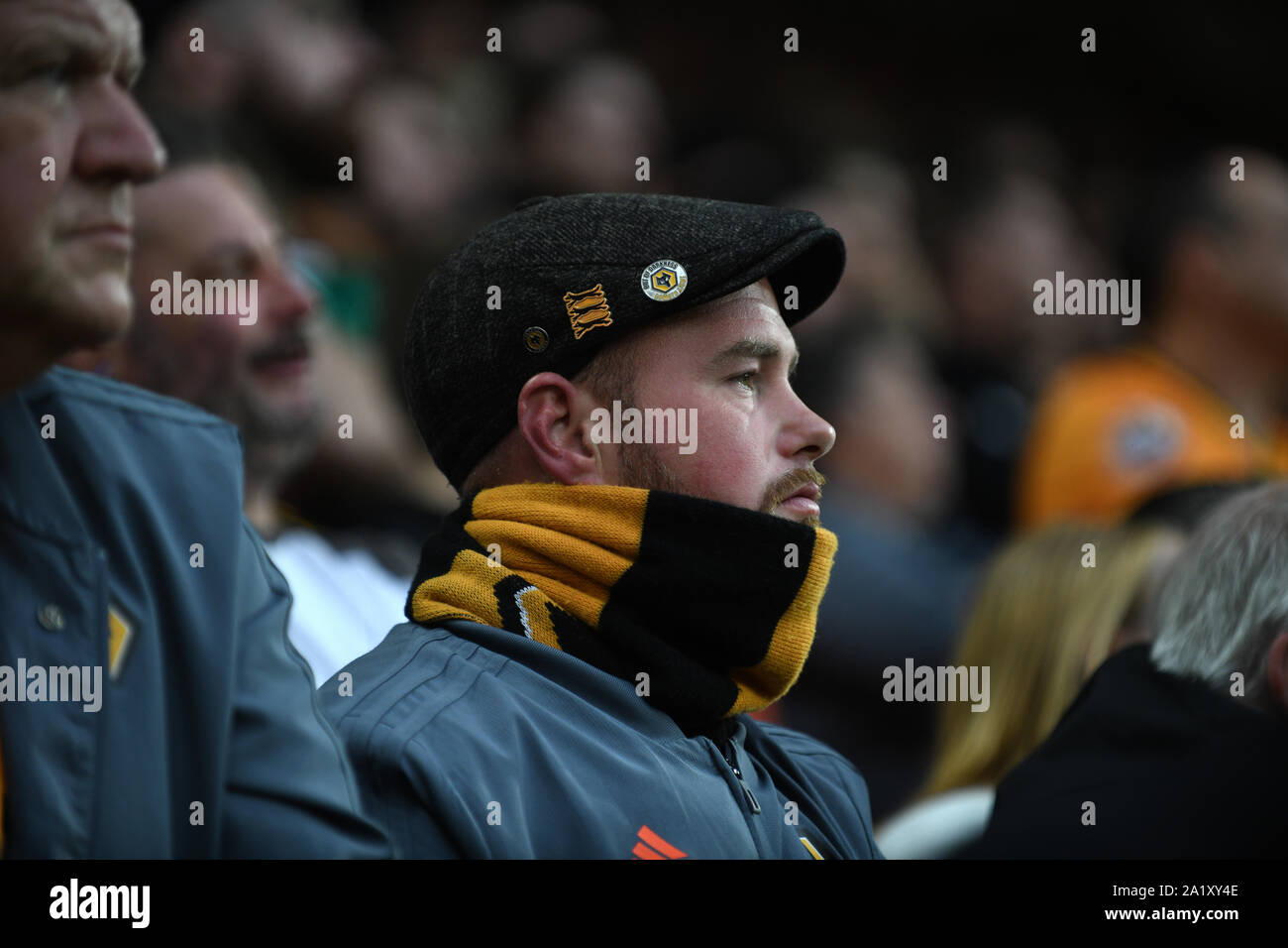 Wolverhampton Wanderers Football Club sostenitore indossando un cappello e scarfe. Foto Stock
