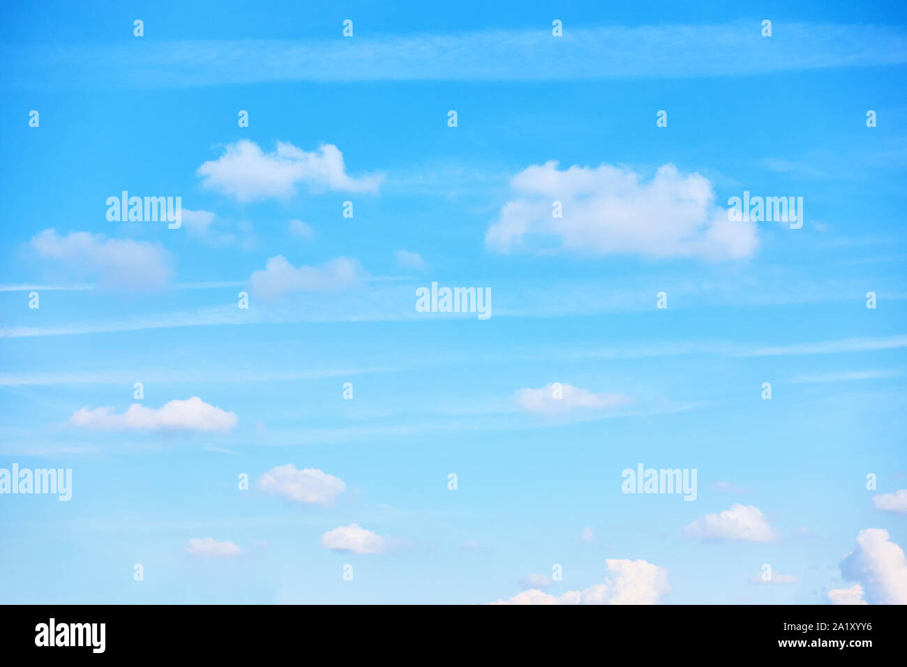 Il cielo blu con nuvole - sfondo con lo spazio per il tuo testo Foto Stock