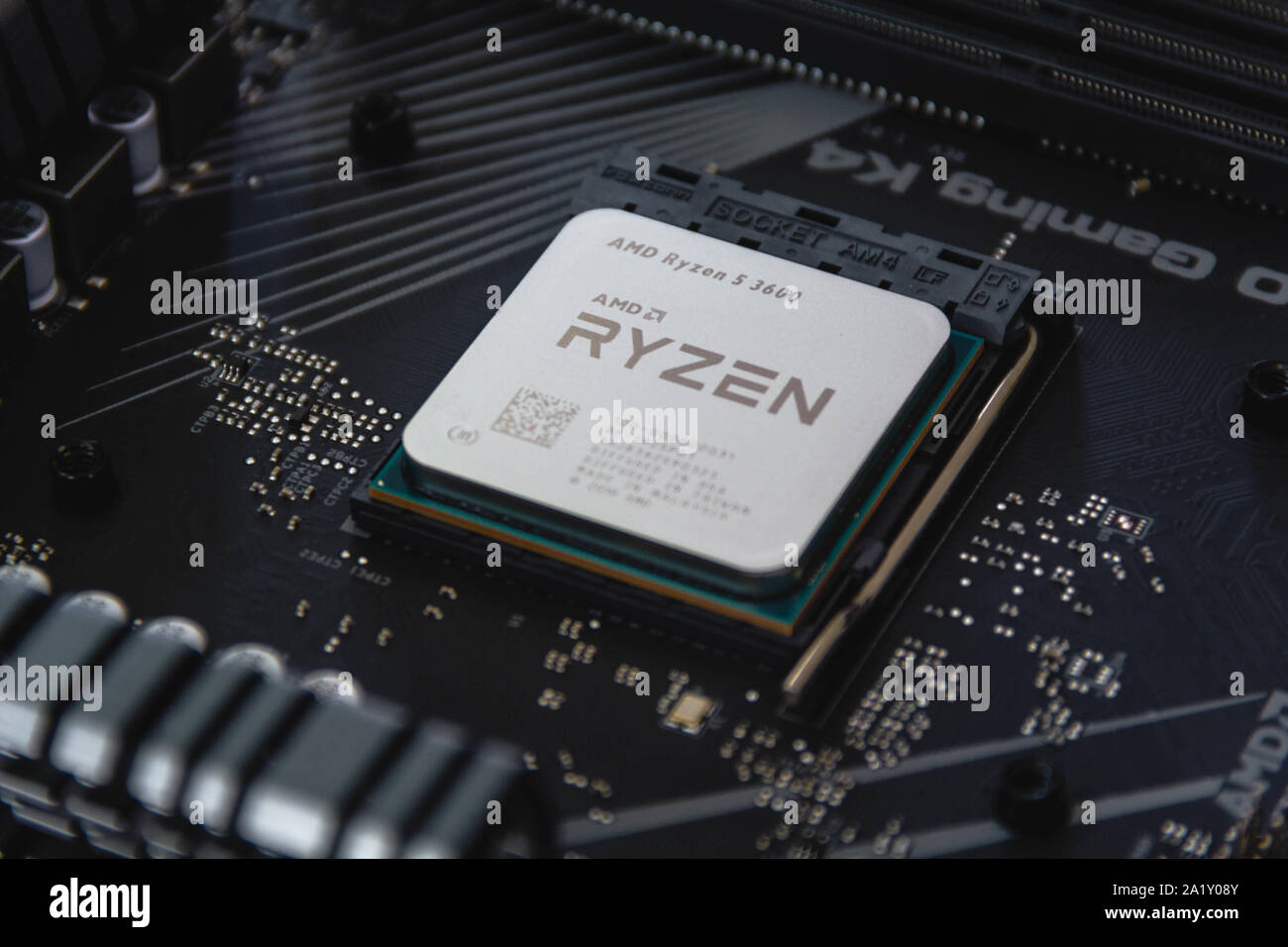 AMD Ryzen 5 processore 3600 close up in X570 socket della scheda madre.  Nuovo Zen 2, 7 nanometri processore desktop con processori AMD Foto stock -  Alamy