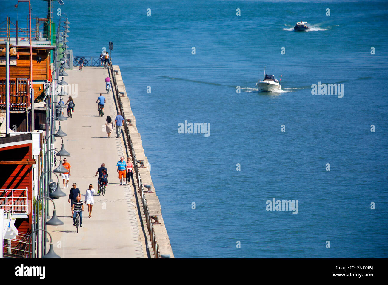 Vista del mare dal ponte del Mare piede e ponte di ciclo in Pescara, Italia, passato il pescarese trabocchi. Foto Stock