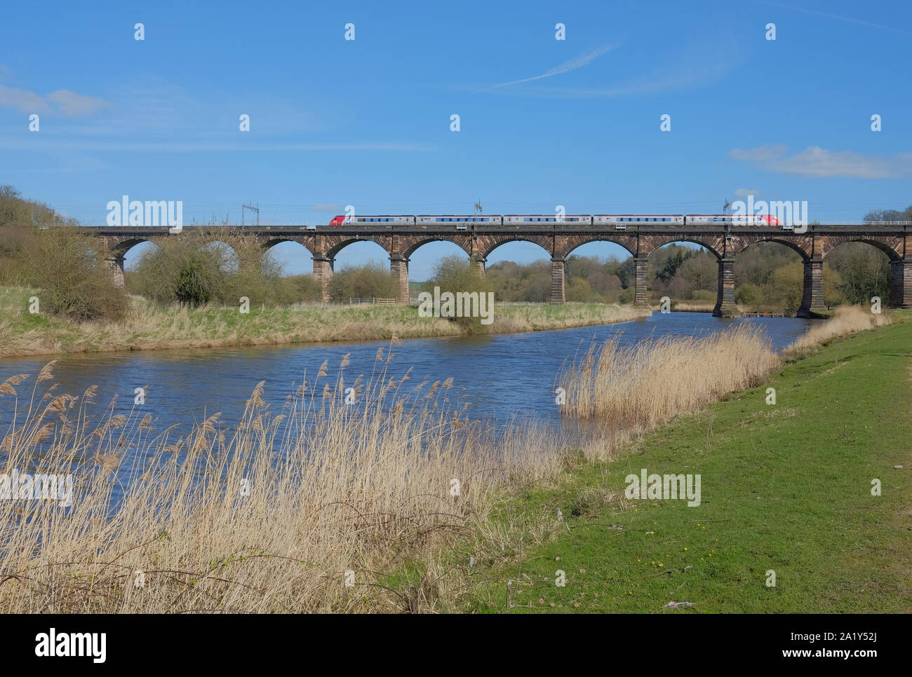 Treni passeggeri attraversando Dutton viadotto, un palazzo del XIX secolo il viadotto ferroviario sul fiume Weaver nel Cheshire, Regno Unito Foto Stock
