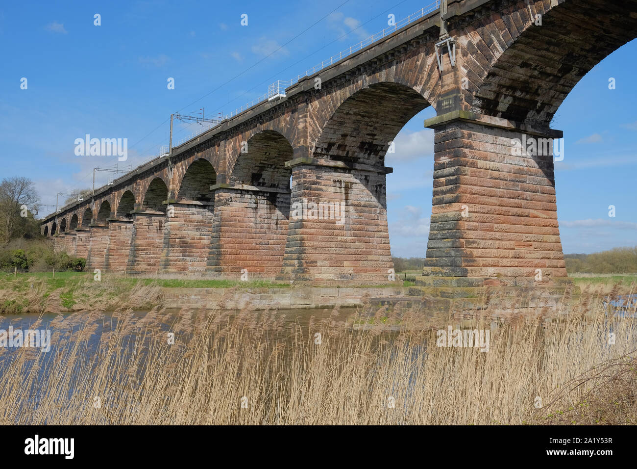Dutton viadotto, un palazzo del XIX secolo il viadotto ferroviario sul fiume Weaver nel Cheshire, Regno Unito Foto Stock