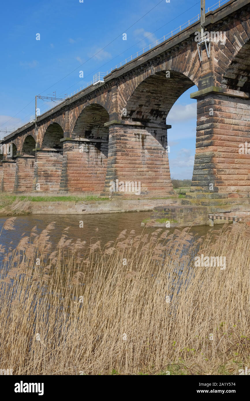 Dutton viadotto, un palazzo del XIX secolo il viadotto ferroviario sul fiume Weaver nel Cheshire, Regno Unito Foto Stock