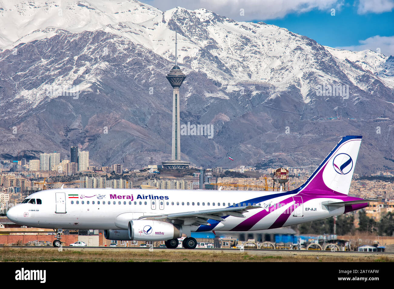 Torre Milad whit Airbus A320 della Compagnia Aerea Meraj Foto Stock