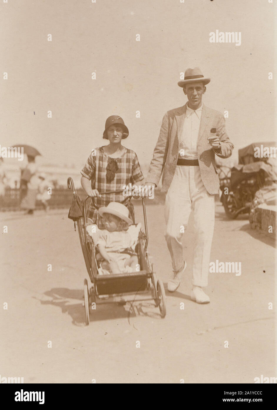 Vintage Margate, Kent Cartolina fotografica che mostra un 1920 / 1930 giovane passeggiando lungo la promenade mentre la loro figlia in un buggy / passeggino. Foto Stock