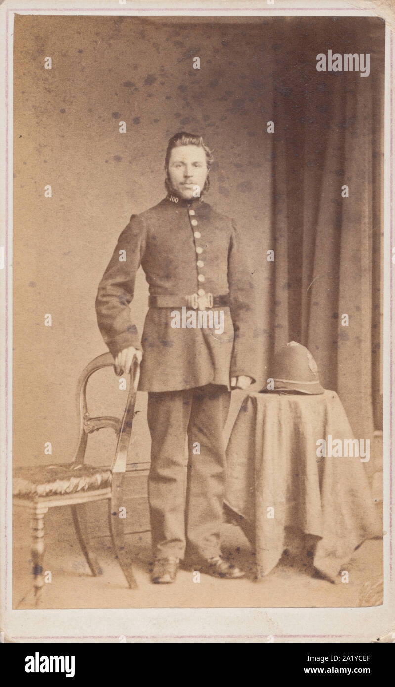 Londra Victorian CDV (Carte De visite) che mostra un poliziotto britannico con basette lunghe. Collare n. ?.100 Foto Stock