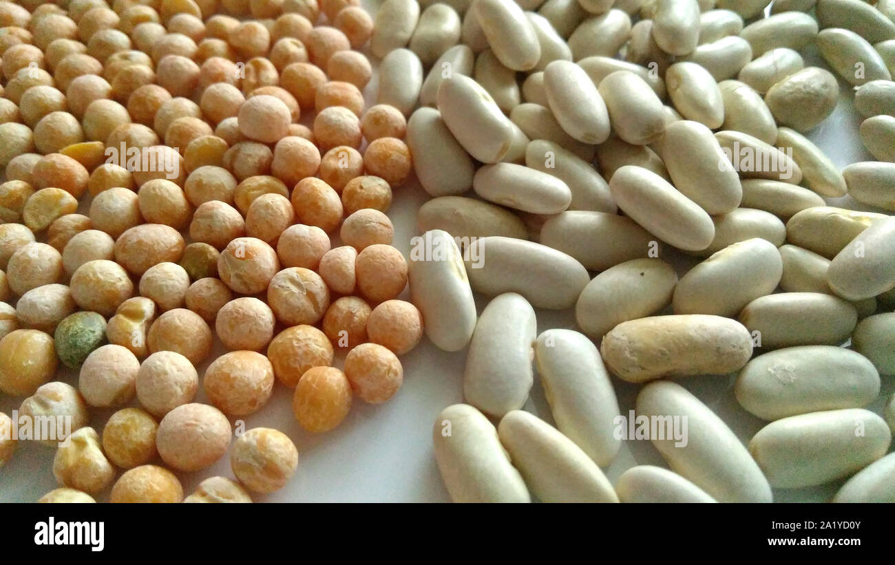 Assortimento di piselli secchi e fagioli bianchi Foto Stock