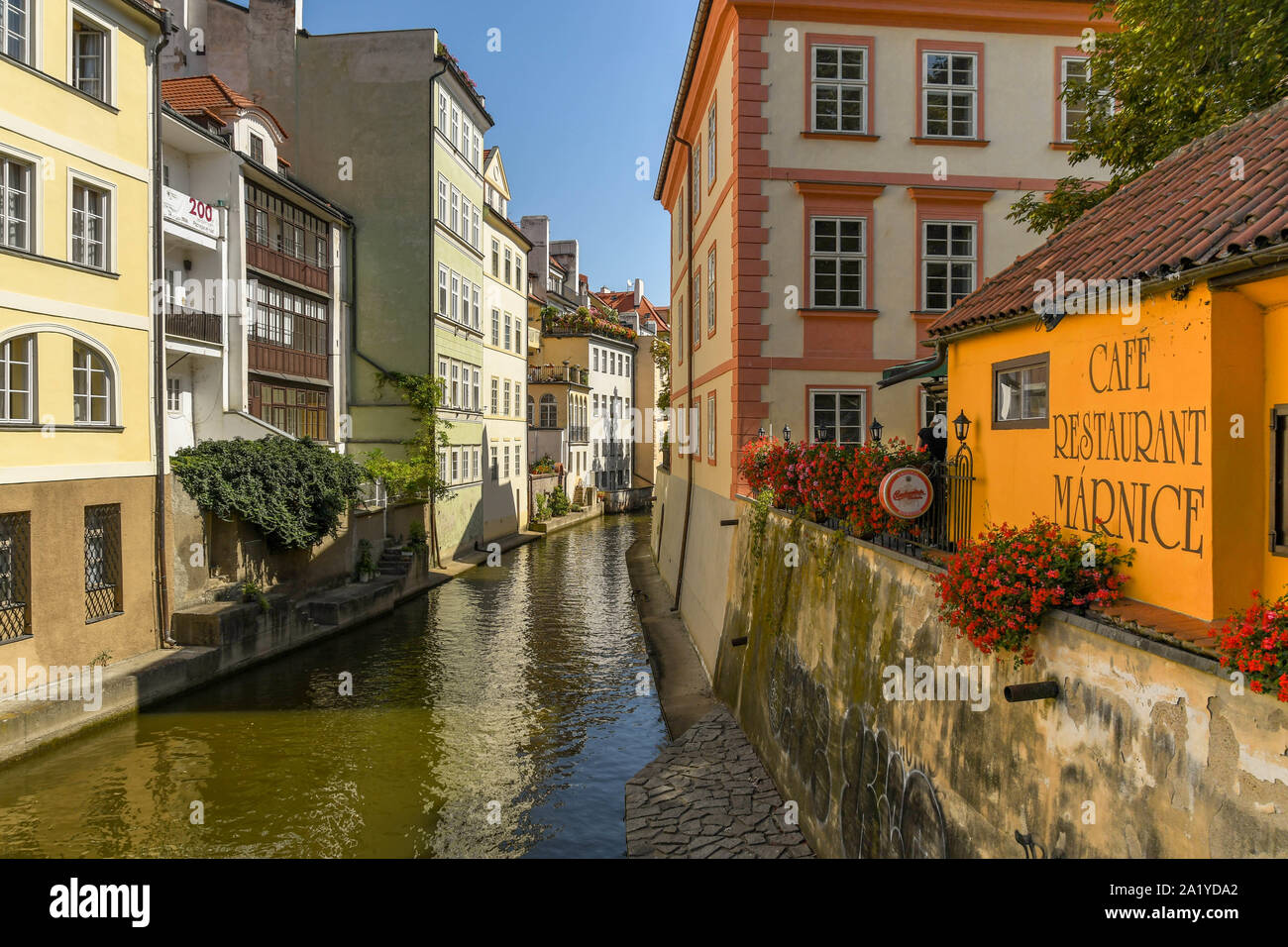 Praga, Repubblica ceca - Luglio 2018: Il Certovka, che è uno stretto canale che corre attraverso il minore quartiere della Città Vecchia di Praga. Foto Stock