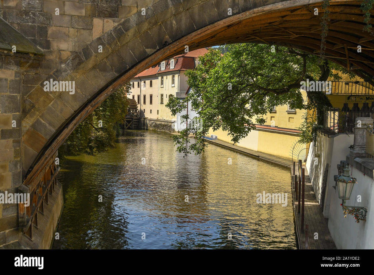 Praga, Repubblica ceca - Luglio 2018: Vista della Certovka incorniciata da un arco di ponte. Si tratta di uno stretto canale che corre attraverso il quartiere minore Foto Stock