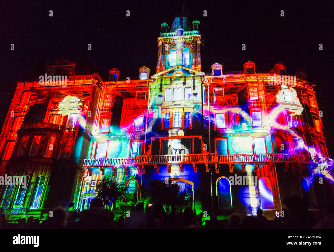 Bournemouth, Dorset UK. 29 settembre 2019. Bournemouth Arts by the Sea Festival evento con il tema di quest'anno della mente materia. Quando il festival si chiude, la folla si presenta all'Hotel D'Illusions di Illuminos. L'edificio del Municipio prende vita utilizzando la tecnologia di mappatura delle proiezioni che riporta il pubblico all'epoca vittoriana con magia, scienza e ipnosi. Credit: Carolyn Jenkins/Alamy Live News Foto Stock