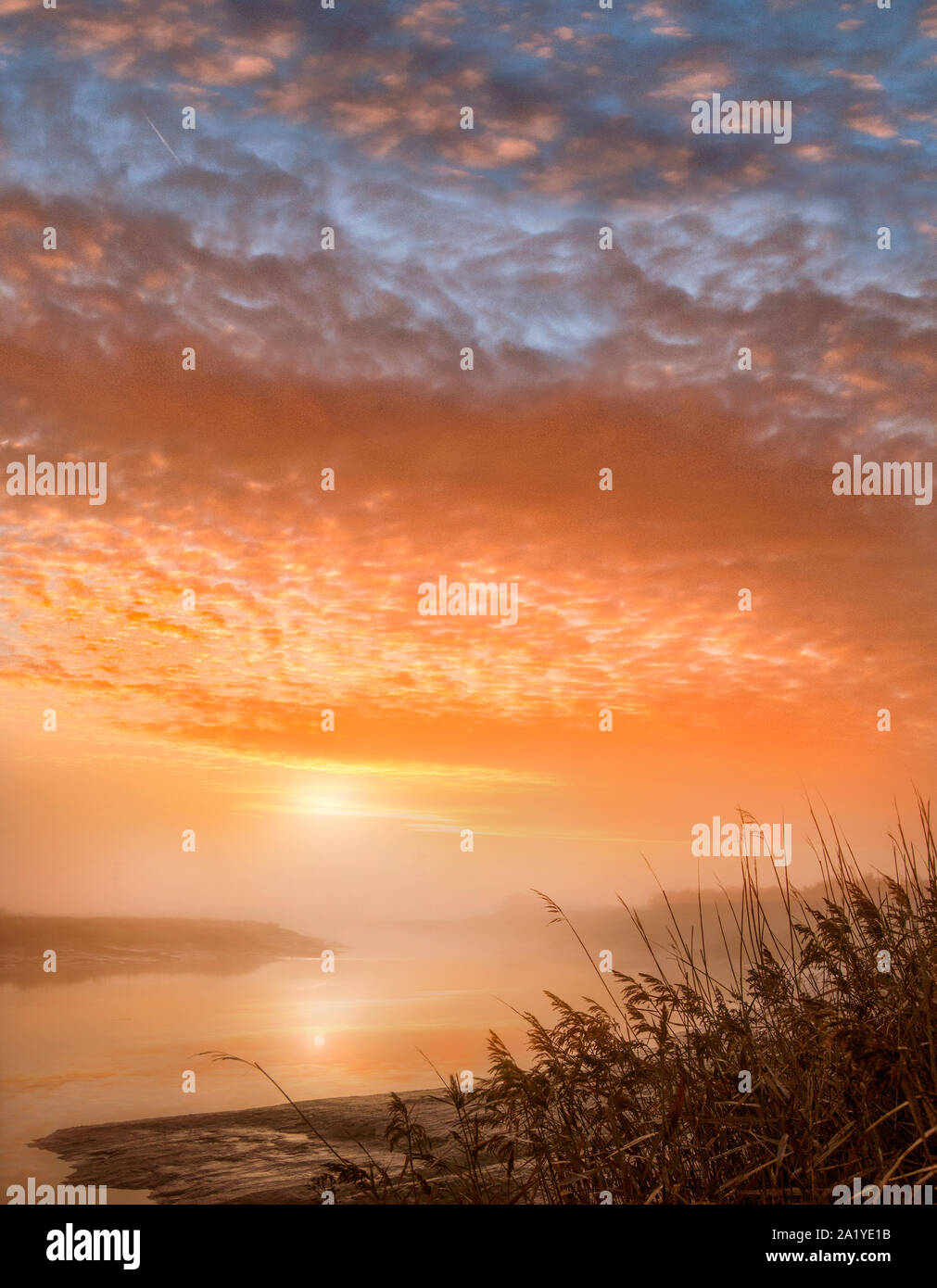 Cielo rosso sul fiume di sunrise Foto Stock