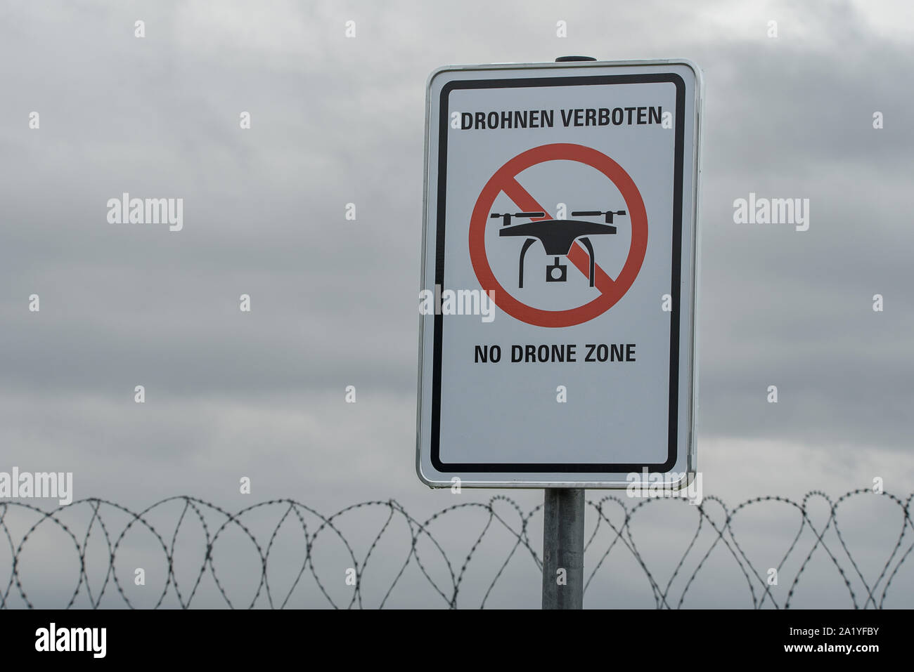 Chiusura del cartello di avviso 'No fuco Zona" in tedesco e inglese lingua in aeroporto tedesco Foto Stock