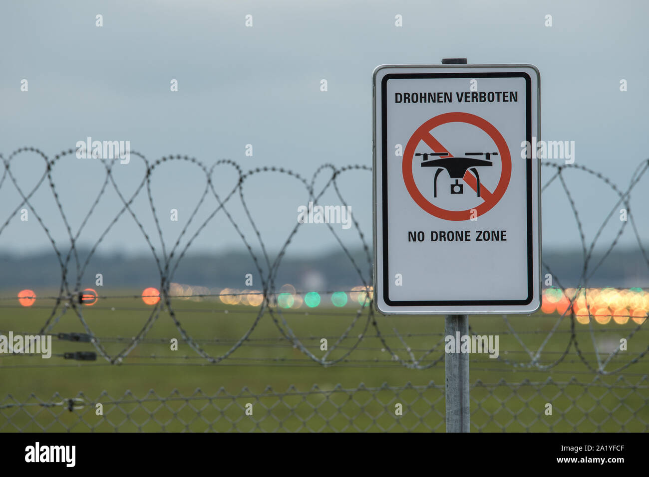 Chiusura del cartello di avviso 'No fuco Zona" in tedesco e inglese lingua in aeroporto tedesco Foto Stock