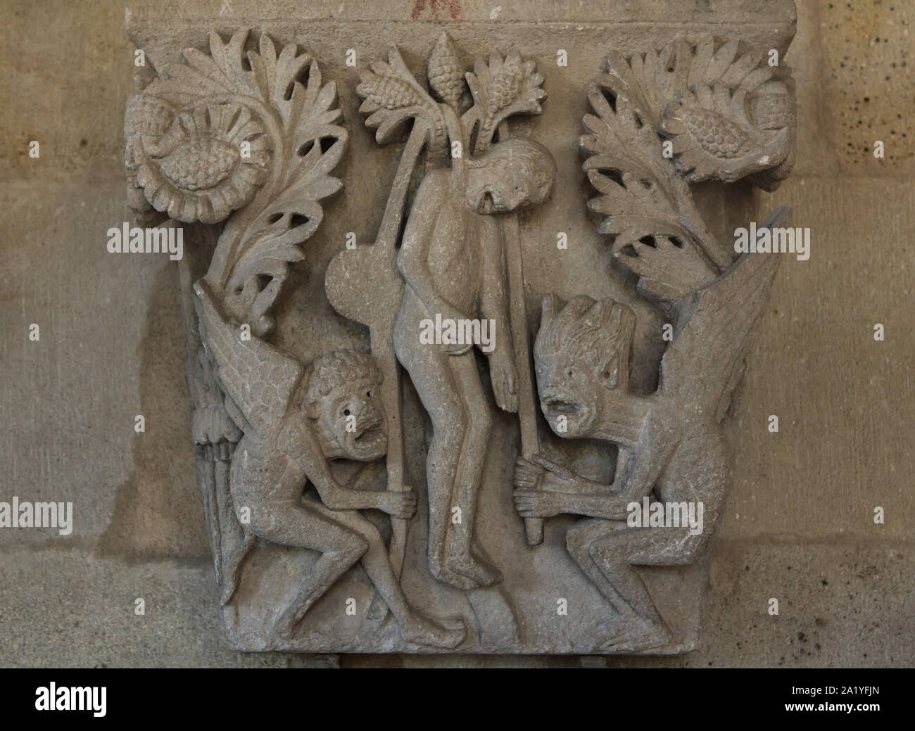 Impiccagione di Giuda rappresentato nel capitello romanico datato dal XII secolo dalla Cattedrale di Autun (Cathédrale Saint-Lazare d'Autun), ora sul display nella biblioteca del Capitolo della Cattedrale di Autun in Autun, Borgogna, Francia. La capitale è stata probabilmente scolpite dal francese scultore romanico Gislebertus. Foto Stock