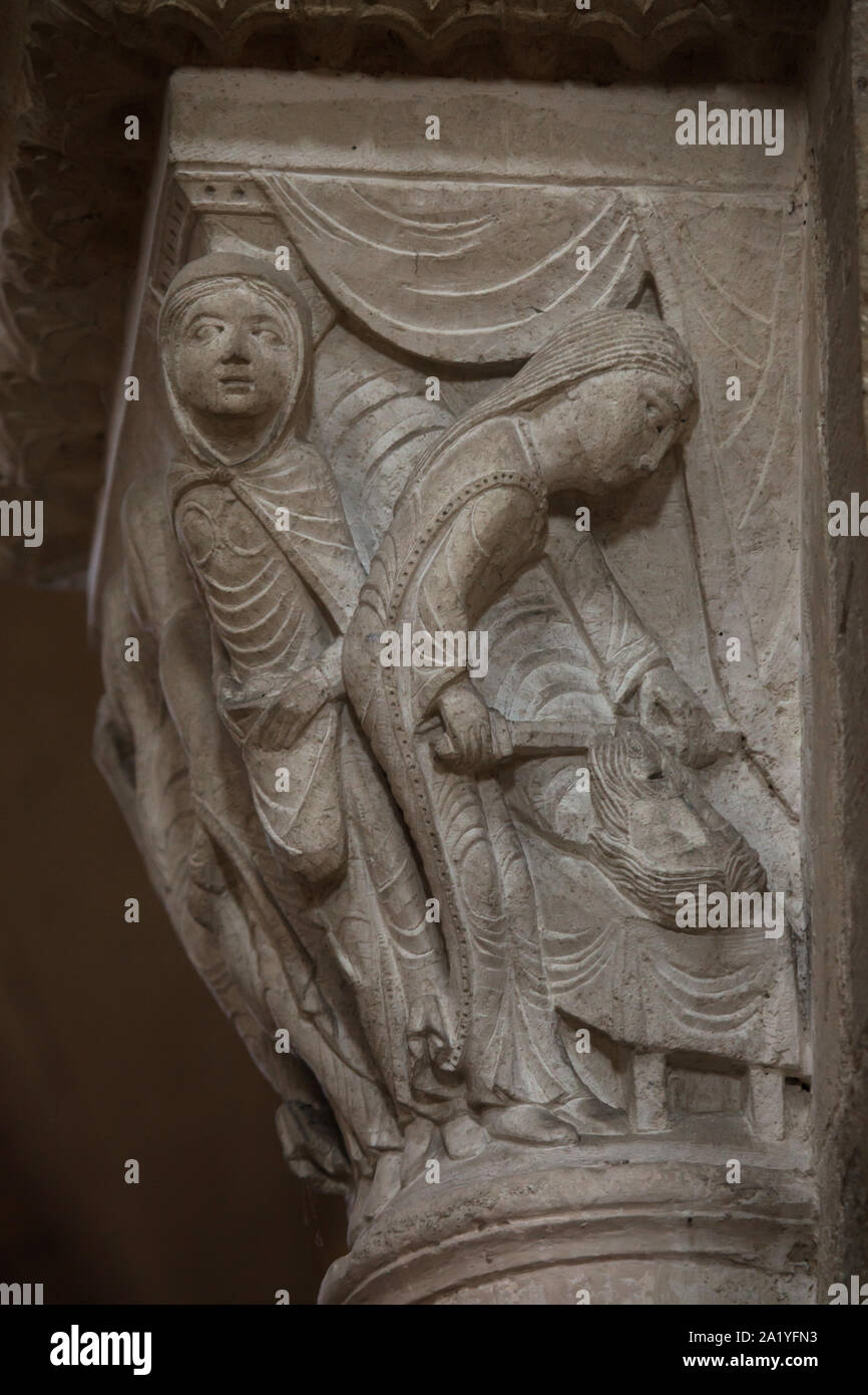 Giuditta e Oloferne rappresentato nel capitello romanico risale al xii secolo nella basilica di Santa Maria Maddalena (Basilique Sainte-Marie-Madeleine de Vézelay) di Vézelay Abbey (Abbaye Sainte-Marie-Madeleine de Vézelay) in Vézelay, Borgogna, Francia. Foto Stock