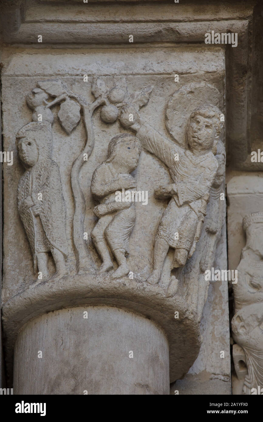 Abramo invio di agar e Ismaele lontano rappresentato nel capitello romanico risale al XII secolo sul portale ovest della cattedrale di Autun (Cathédrale Saint-Lazare d'Autun) in Autun, Borgogna, Francia. La capitale è stata probabilmente scolpite dal francese scultore romanico Gislebertus. Foto Stock