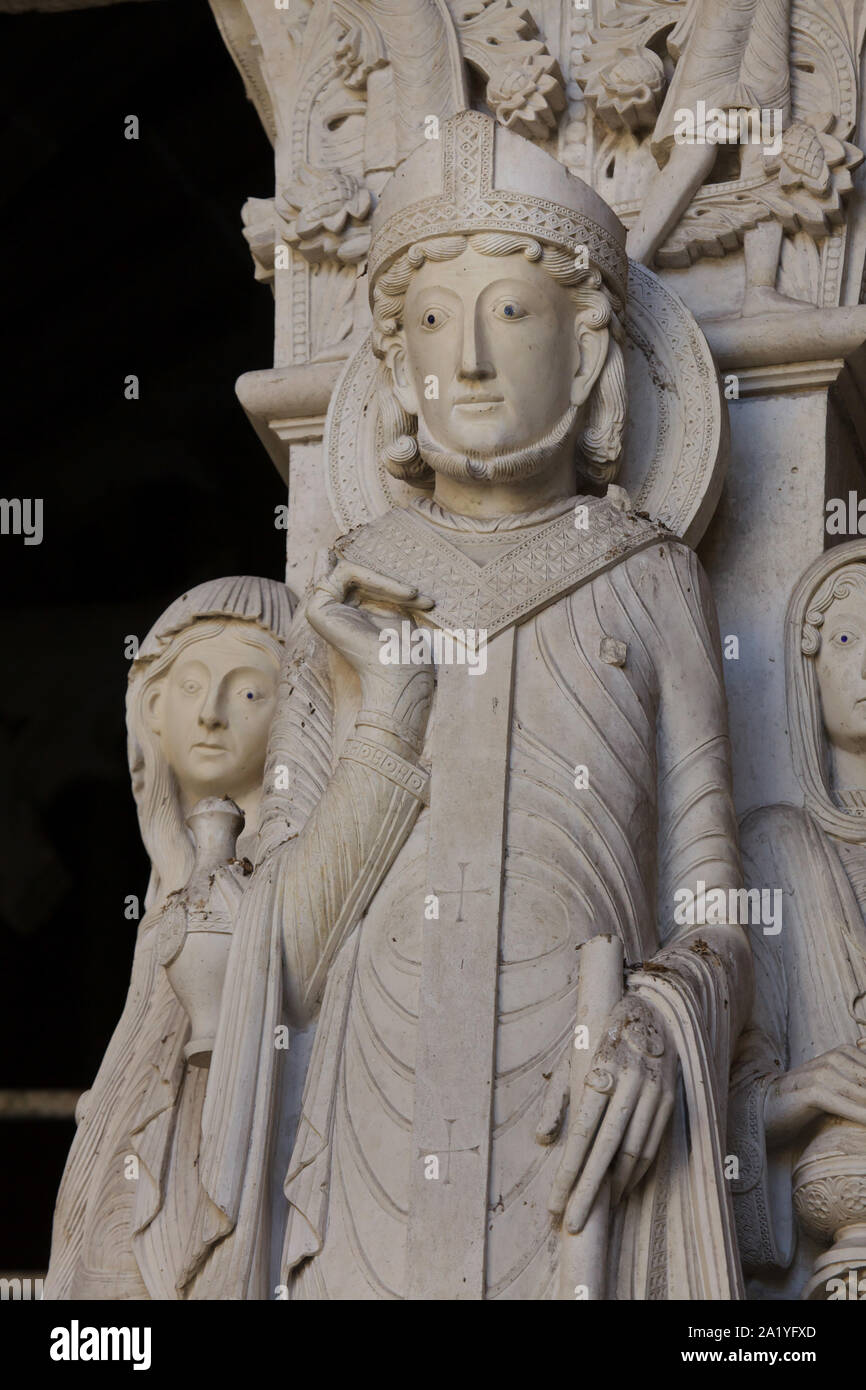 San Lazzaro e le due sorelle Marta e Maria Maddalena raffigurata sul portale ovest della cattedrale di Autun (Cathédrale Saint-Lazare d'Autun) in Autun, Borgogna, Francia. L'originale romanica risale al XII secolo è stato sostituito da una copia nel XIX secolo. Foto Stock