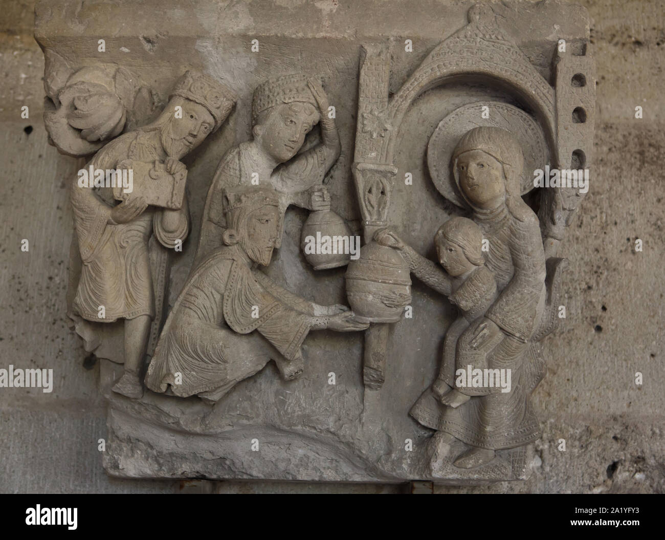 Adorazione dei Magi rappresentato nel capitello romanico datato dal XII secolo dalla Cattedrale di Autun (Cathédrale Saint-Lazare d'Autun), ora sul display nella biblioteca del Capitolo della Cattedrale di Autun in Autun, Borgogna, Francia. La capitale è stata probabilmente scolpite dal francese scultore romanico Gislebertus. Foto Stock Adorazione dei Magi rappresentato nel capitello romanico datato dal XII secolo dalla Cattedrale di Autun (Cathédrale Saint-Lazare d'Autun), ora sul display nella biblioteca del Capitolo della Cattedrale di Autun in Autun, Borgogna, Francia. La capitale è stata probabilmente scolpite dal francese scultore romanico Gislebertus. Foto Stock