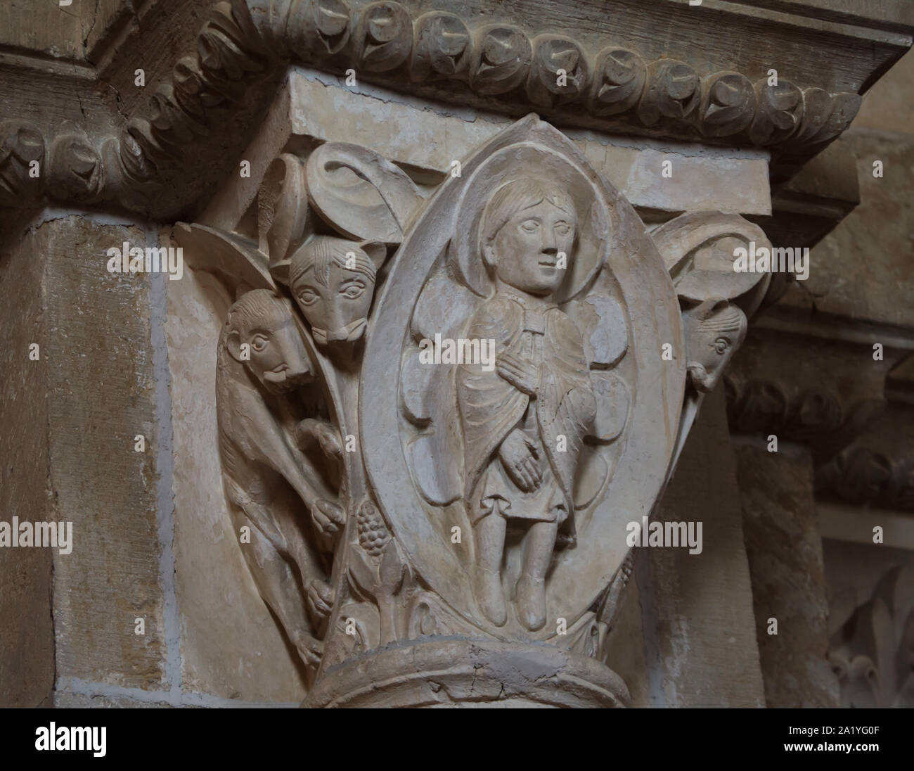Daniele e i leoni rappresentato nel capitello romanico risale al xii secolo nella basilica di Santa Maria Maddalena (Basilique Sainte-Marie-Madeleine de Vézelay) di Vézelay Abbey (Abbaye Sainte-Marie-Madeleine de Vézelay) in Vézelay, Borgogna, Francia. Foto Stock