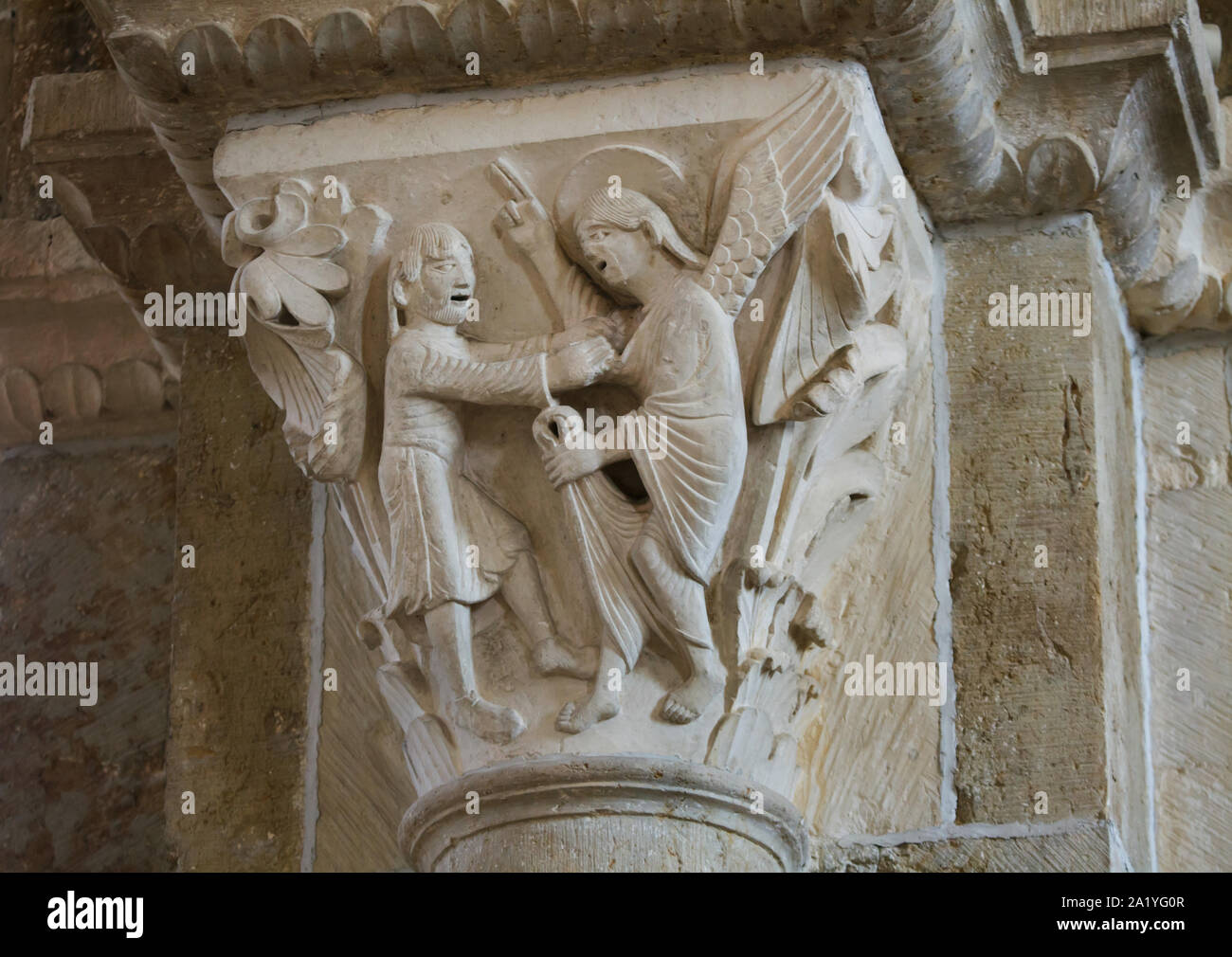 Giacobbe lotta con l'angelo raffigurato nel capitello romanico risale al xii secolo nella basilica di Santa Maria Maddalena (Basilique Sainte-Marie-Madeleine de Vézelay) di Vézelay Abbey (Abbaye Sainte-Marie-Madeleine de Vézelay) in Vézelay, Borgogna, Francia. Foto Stock