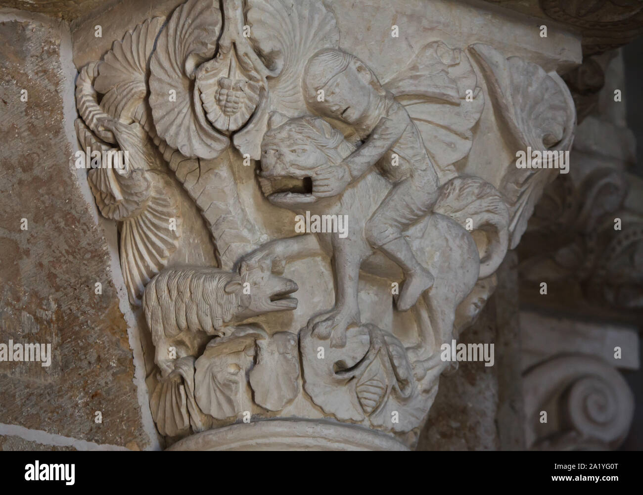 Il re Davide e il leone rappresentato nel capitello romanico risale al xii secolo nella basilica di Santa Maria Maddalena (Basilique Sainte-Marie-Madeleine de Vézelay) di Vézelay Abbey (Abbaye Sainte-Marie-Madeleine de Vézelay) in Vézelay, Borgogna, Francia. Foto Stock