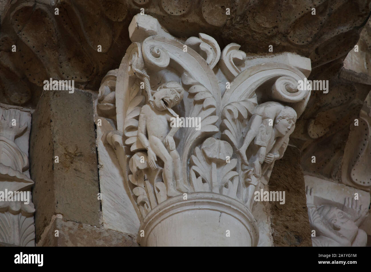 Impiccagione di Giuda rappresentato nel capitello romanico risale al xii secolo nella basilica di Santa Maria Maddalena (Basilique Sainte-Marie-Madeleine de Vézelay) di Vézelay Abbey (Abbaye Sainte-Marie-Madeleine de Vézelay) in Vézelay, Borgogna, Francia. Foto Stock