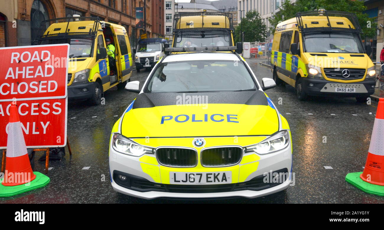 Policing giorno uno di proteste al di fuori del congresso del Partito Conservatore 2019 a Manchester, UK. I veicoli della polizia sono utilizzati per bloccare Oxford Road come un grande 'Rifiuta Brexit, difendere la nostra democrazia' marzo approcci. Foto Stock