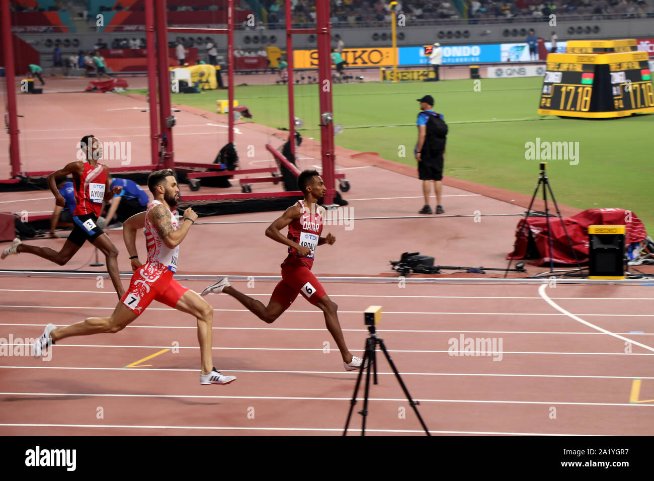 Doha / Qatar - Settembre 29, 2019: Qatar's Abdalla e Puerto Rico's Vazquez competere durante una semi finale per gli uomini di 800 metri come parte della IAAF mondiale di atletica 2019 Foto Stock