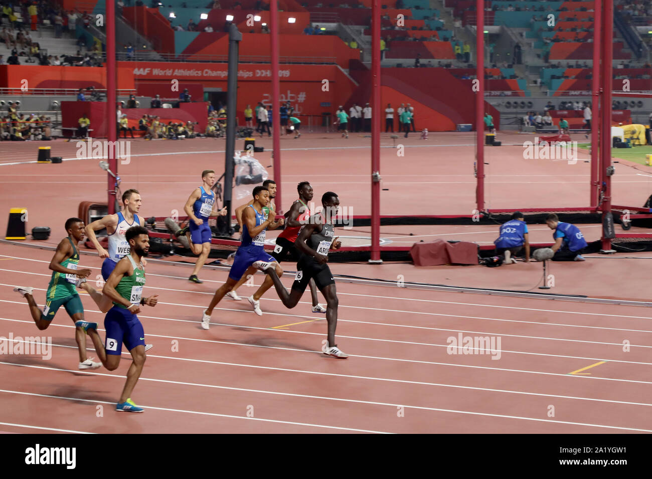 Doha / Qatar - Settembre 29, 2019: Canada il Marco Arop conduce il modo durante un semi-finale per gli uomini di 800 metri come parte della IAAF mondiale di atletica 2019 Foto Stock