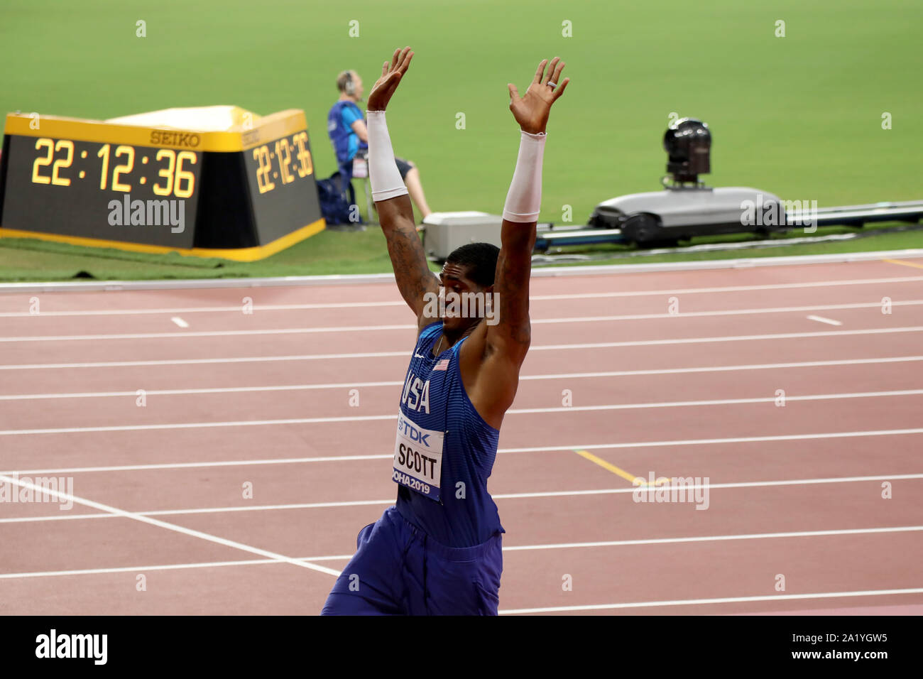 Doha / Qatar - Settembre 29, 2019: Donald Scott degli USA si estende in preparazione per la sua successiva saltare durante la finale di Uomini Salto triplo come parte della IAAF mondiale di atletica 2019 Foto Stock