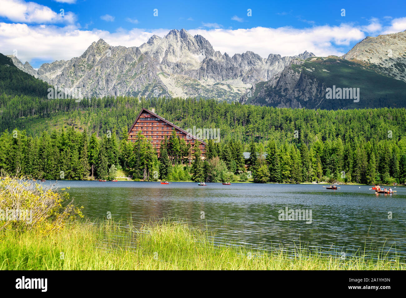 Lago di montagna il villaggio di Strbske Pleso nel Parco Nazionale Monti Tatra, Slovacchia, Europa Foto Stock