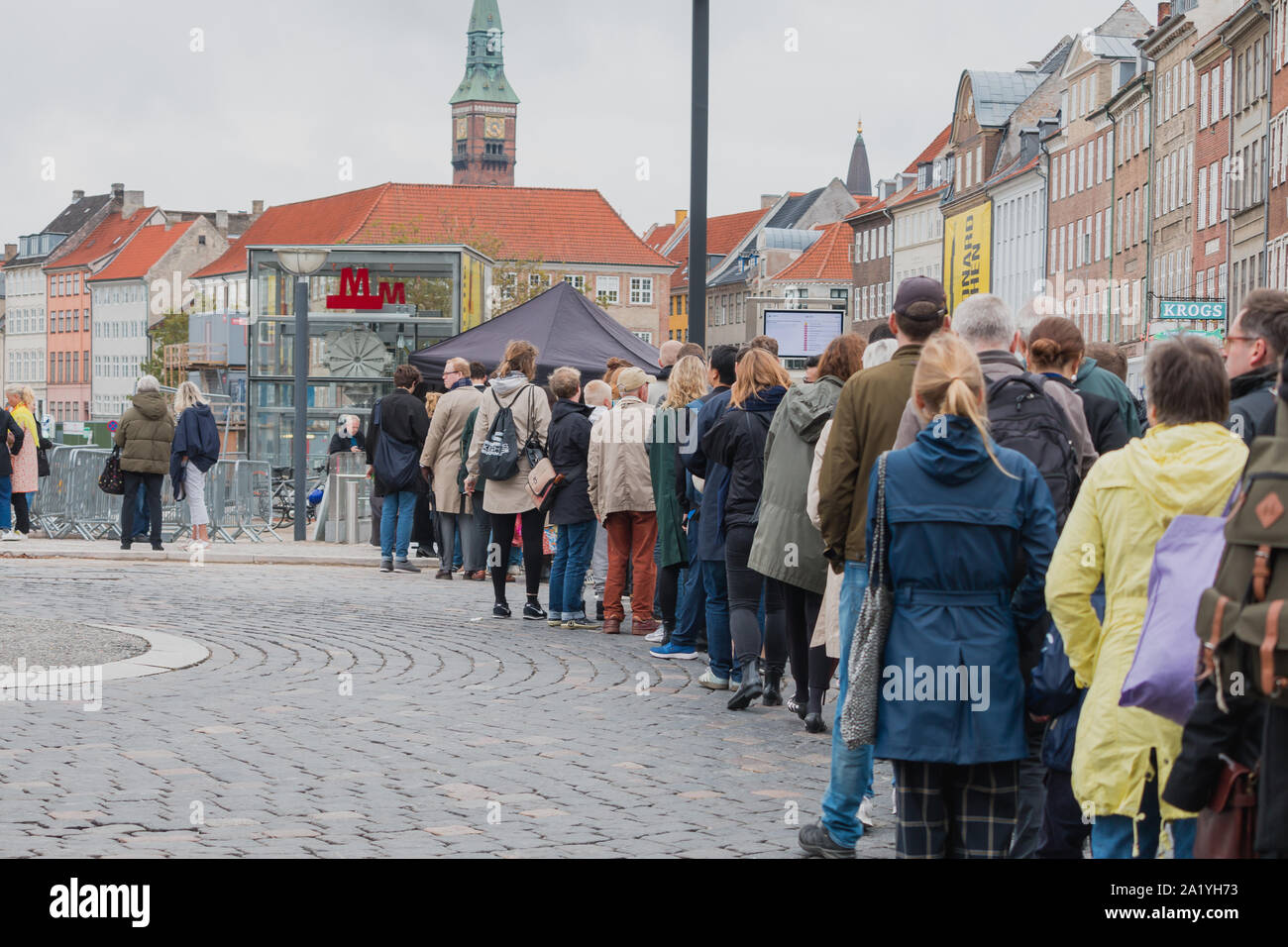 Copenaghen, Zelanda Danimarca - 29 9 2019: Prima le persone in attesa in que per provare la nuova M3 Cityringen metro linea a Copenhagen Foto Stock