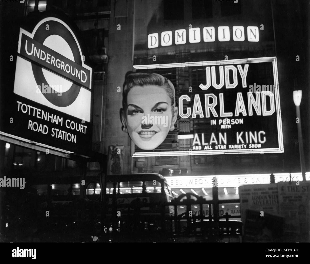 JUDY GARLAND in persona con Alan re l'esterno di notte Dominion Theatre Londra Inghilterra Ottobre 1957 Foto Stock