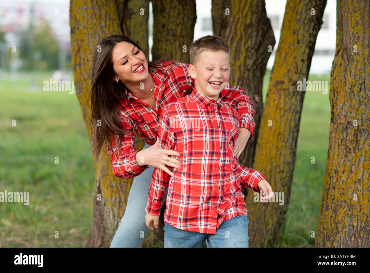 Madre e figlio indulgere, ridevano allegramente. Foto Stock